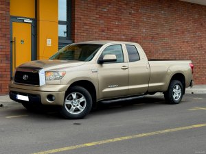 Toyota Tundra 5.7 V8