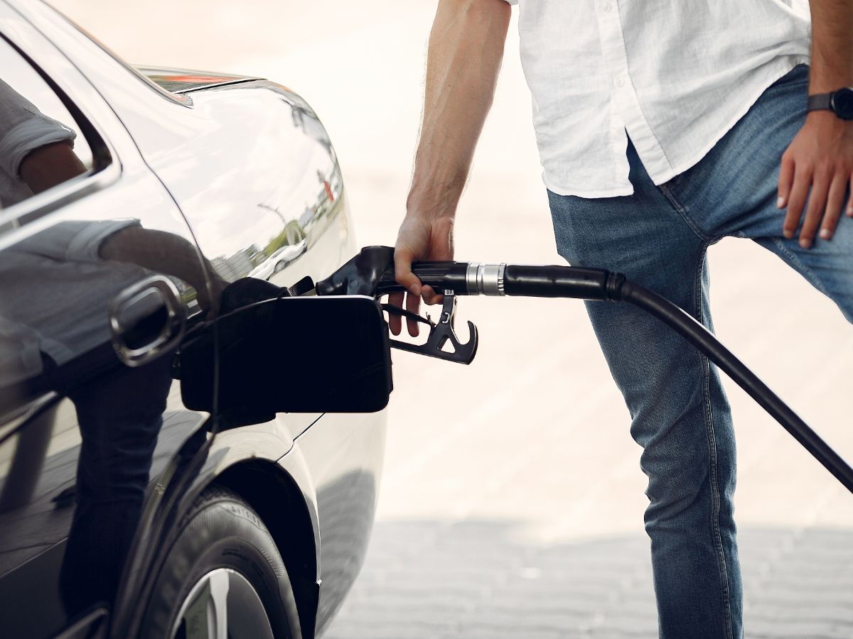Cum să economisești la carburanți în procesul închirierii unei mașini
