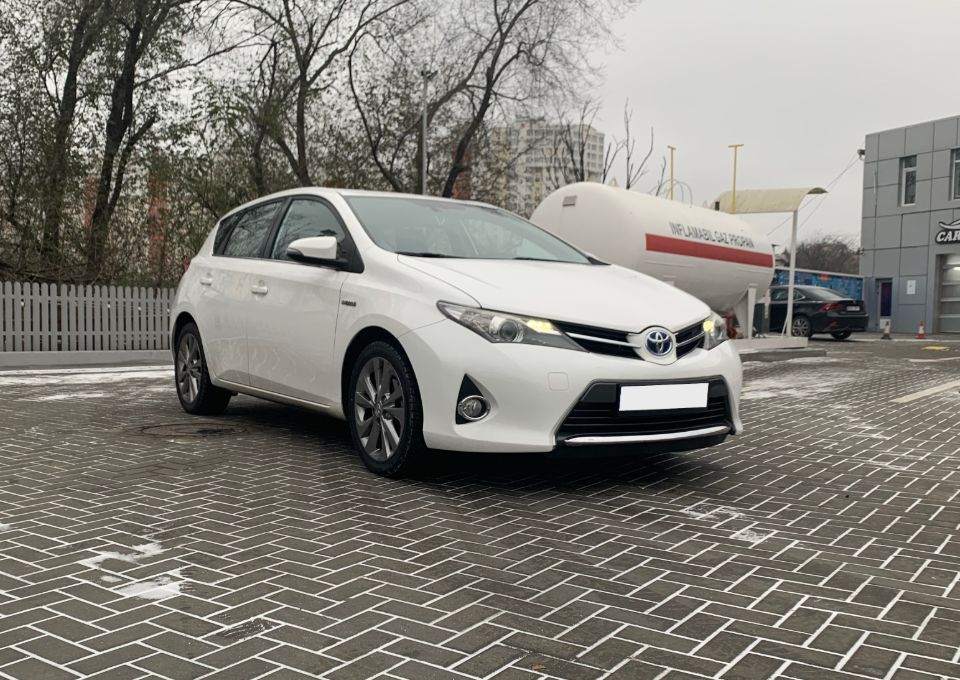 Rent Now Toyota Auris Hybrid